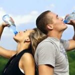 Recalcan la importancia de beber mucha agua y no exponerse al sol para no sufrir un golpe de calor
