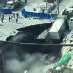 Una calle colapsó en China por obra del metro y generó un socavón