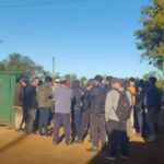 CIERRA ASERRADERO EN MISIONES Y 130 FAMILIAS QUEDAN MIRANDO LOS TRONCOS PASAR