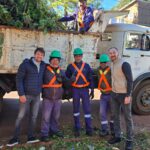 EL VICEGOBERNADOR DESCUBRE QUE LAS CALLES NO SE LIMPIAN SOLAS Y SE SACA FOTOS CON UNA PODA EN OBERÁ