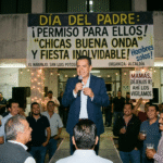 ALCALDE DEL AÑO: PROMETE “CHICAS BUENA ONDA” Y PIDE PERMISO A LAS ESPOSAS PARA UN DÍA DEL PADRE INOLVIDABLE
