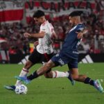 VÉLEZ REACCIONÓ O RIVER SE DESMORONÓ: EL “MILLONARIO” VOLVIÓ A TIRAR UNA VENTAJA A LA BASURA